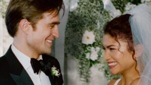 Cena de casamento em The Drama, filme da A24 com Zendaya e Robert Pattinson, mostrando casal no altar sorrindo.