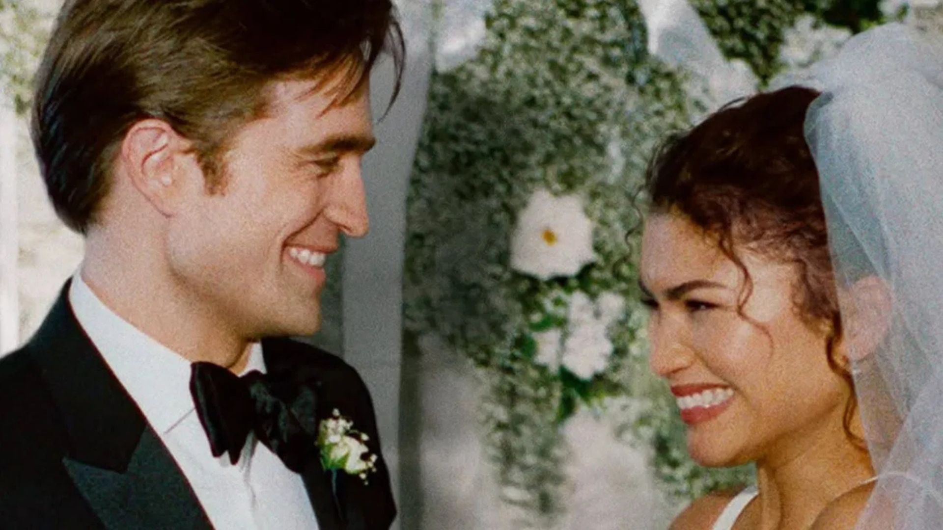 Cena de casamento em The Drama, filme da A24 com Zendaya e Robert Pattinson, mostrando casal no altar sorrindo.