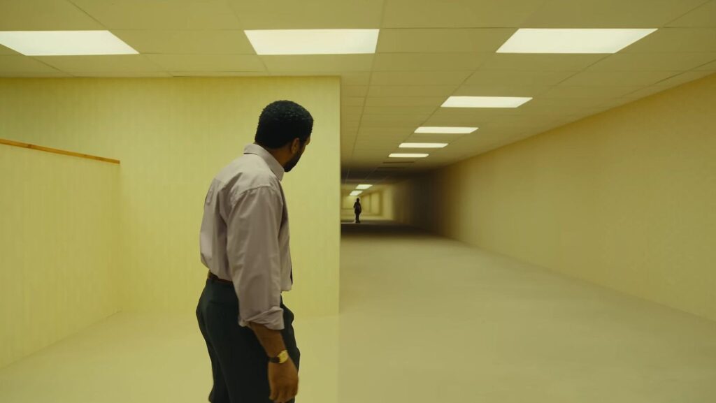 ambientes-de-backrooms-1024x577 [Crítica] “Backrooms: Um Não-Lugar” é um filme de terror angustiante e desconfortável sobre os traumas que carregamos